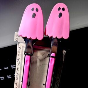 Pink Halloween Ghost Kitchen Tongs #pinkghostface #halloweenparty